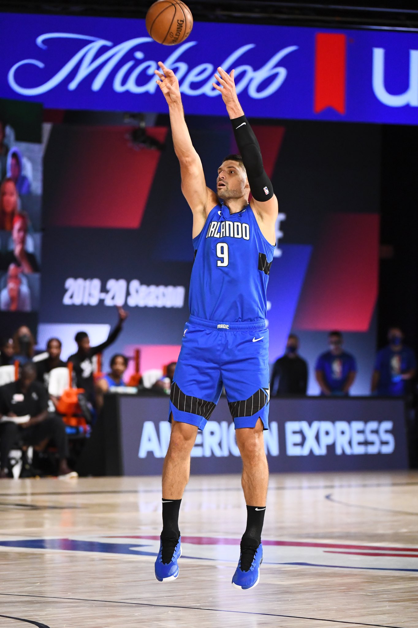 鹈鹕轻取76人，武切维奇惊艳四座