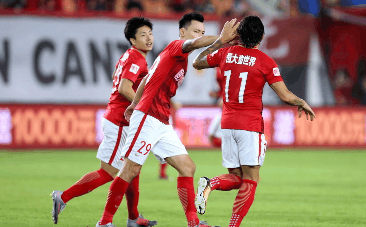 开云体育官网-防守禁区手球判罚，曼联点球命中暂时领先皇马