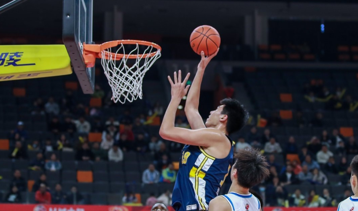 广东队在场上力挫对手，继续领跑比赛