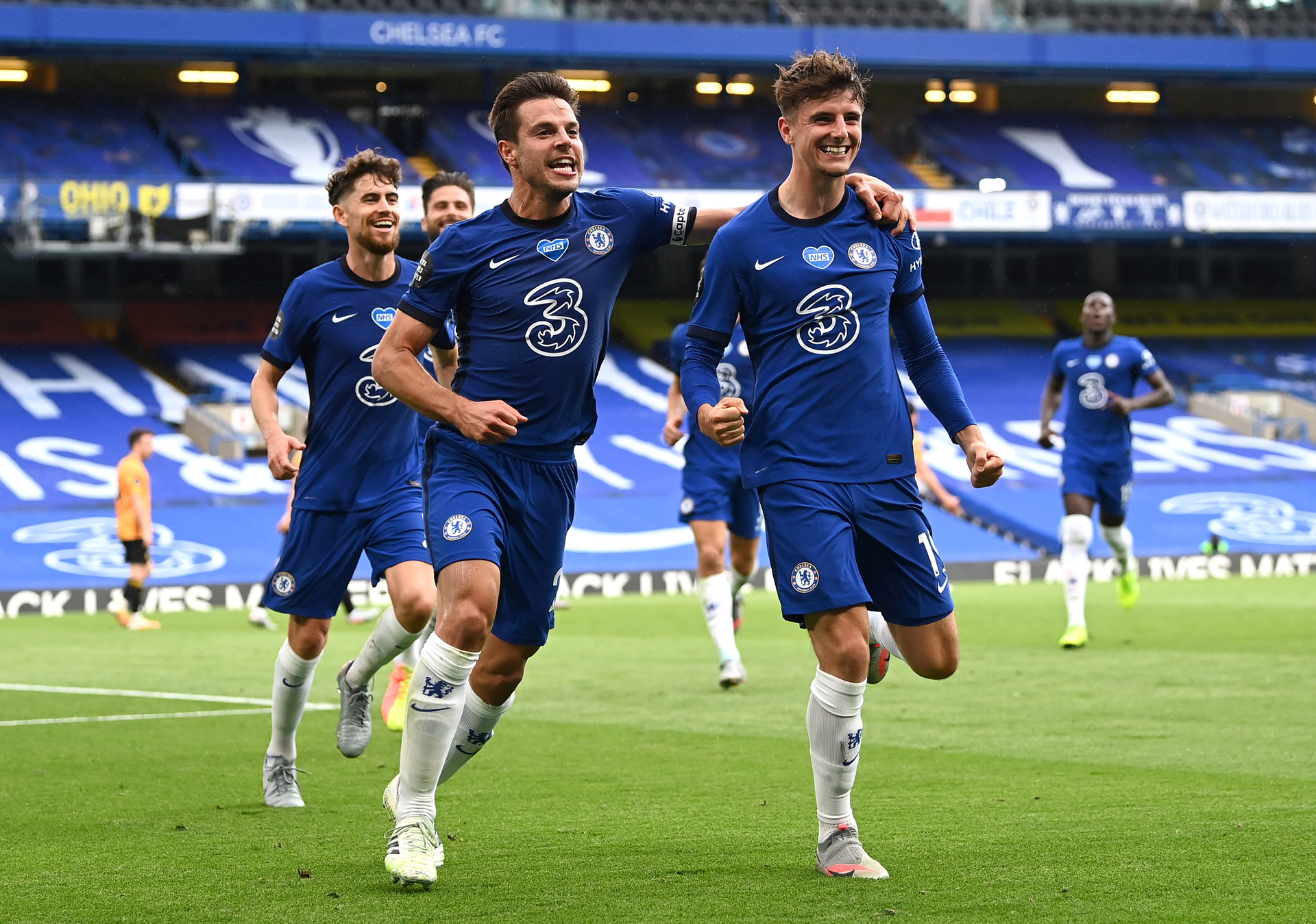 切尔西后卫丹-贝聂发挥稳定，队友围推磅礴士气