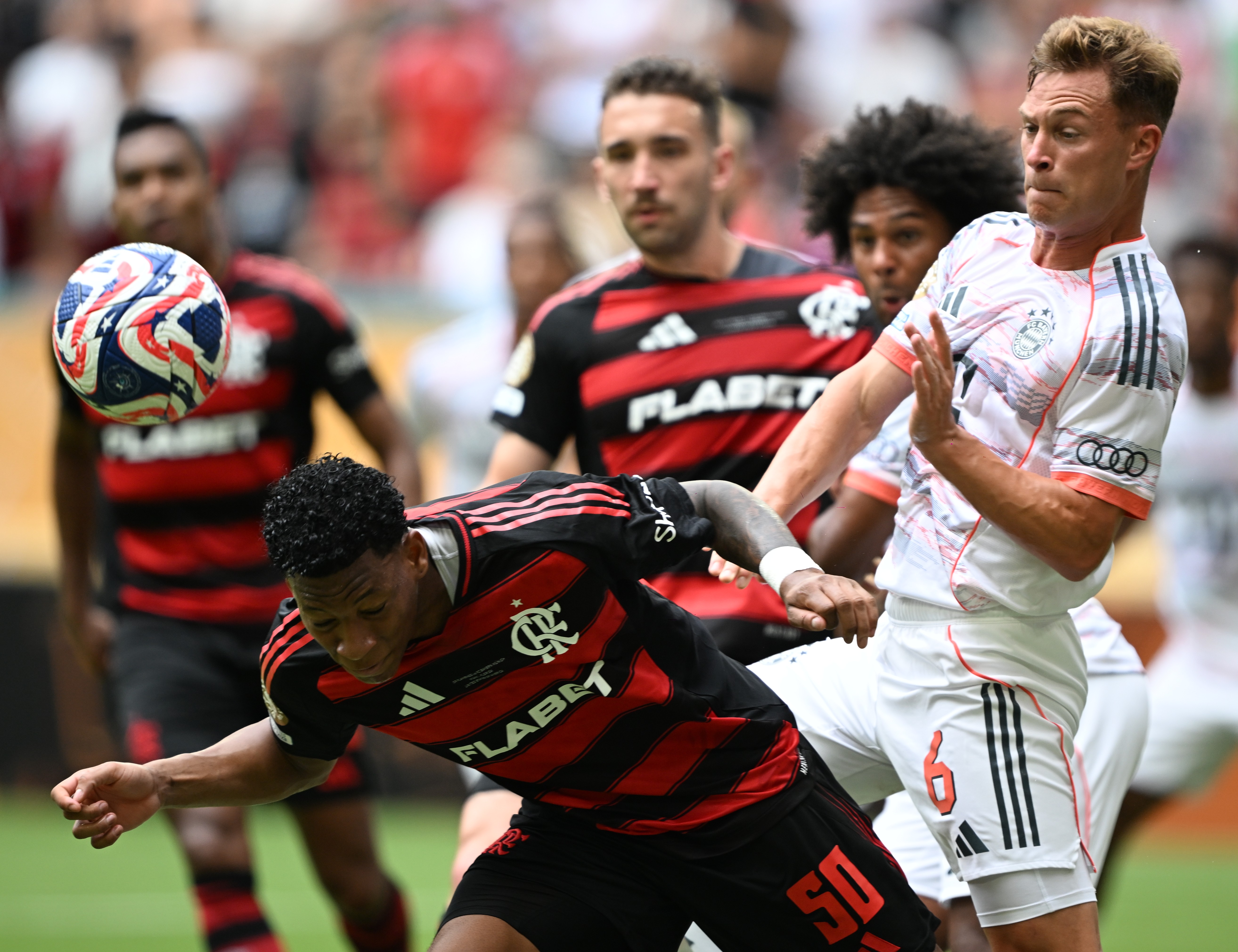 开云体育直播-拜仁惨败于皇马，寻求晋级悬念