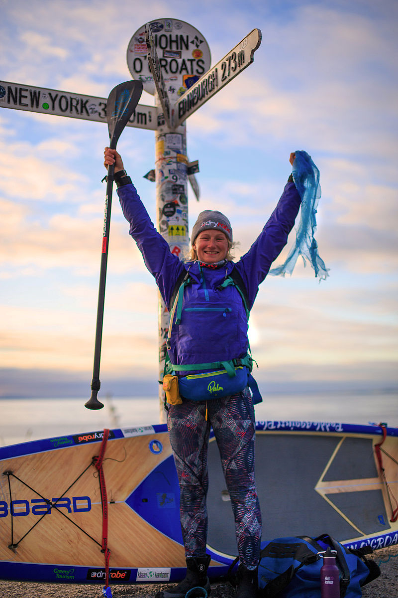 新西兰运动员斗志昂扬，冲刺拼搏时刻