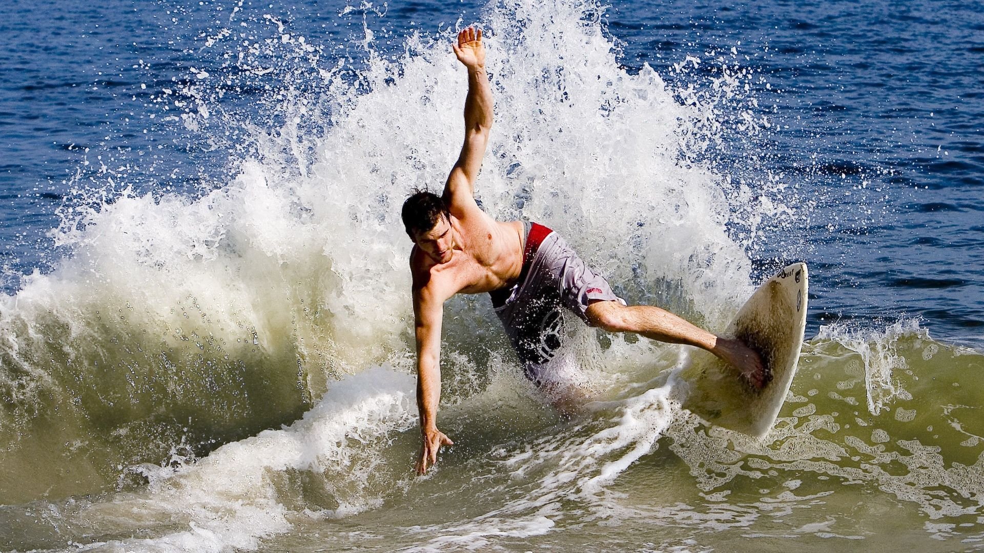 太平洋彼岸的震撼，福建队横扫76人，福克斯高光表现背后的篮球新叙事